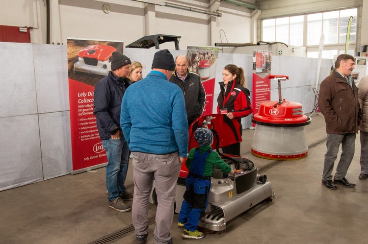 Viele Interessenten amm Stand von Lely bei der Josefi-Ausstellung 2025 in Tuntenhausen