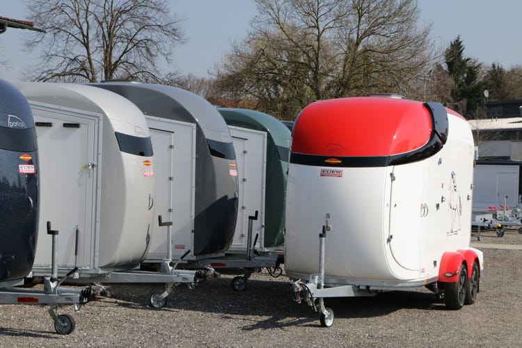 Stylische Anhänger von Böckmann bei der Josefi-Ausstellung 2026 in Tuntenhausen