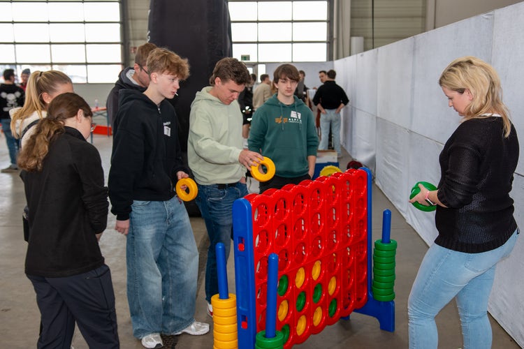Auszubildende beim Teamspiel vier gewinnt