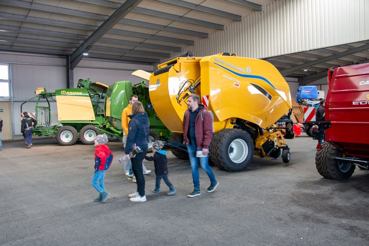 Leute bestaunen Landtechnikgeräte bei der Josefi-Ausstellung 2026 in Tuntenhausen