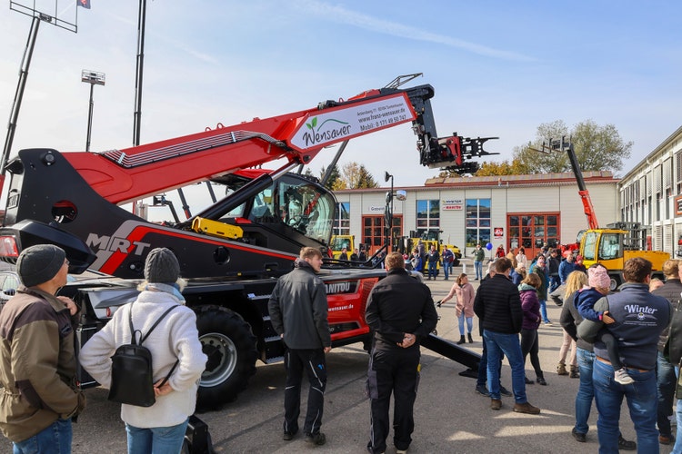 Viele Leute bestaunen einen Manitou MRT mit großem Ausleger auf der Kirchweihausstellung 2025 in Tuntenhausen
