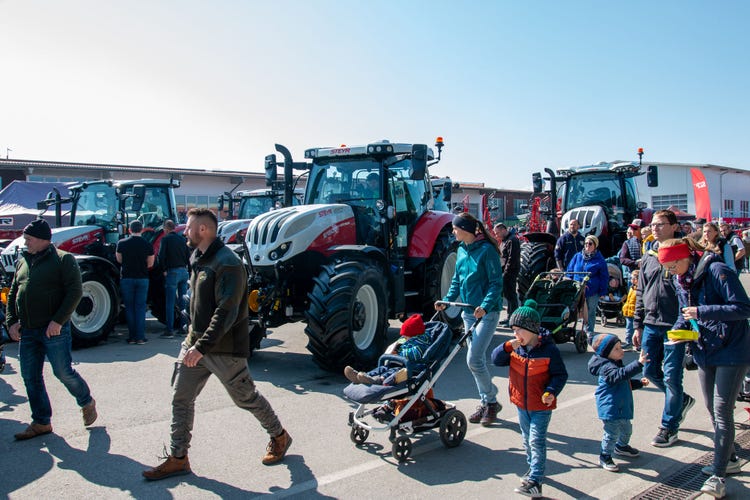 großer Besucherandrang bei den Steyr Traktoren bei der Josefi-Ausstellung 2026 in Tuntenhausen