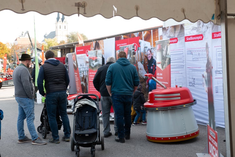Besucher am Stand von Lely bei der Kirchweihausstellung 2025 in Tuntenhausen.