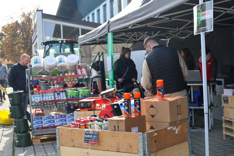 Regale mit Aktionsangeboten auf der Kirchweihausstellung 2025 in Tuntenhausen