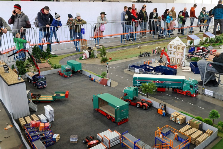 Besucher der Kirchweihausstellung 2025 in Tuntenhausen stehen begeistert bei den Minitruckfreunden.