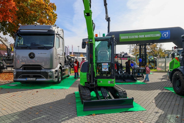 Blick auf einen Mercedes Lastwagen und LiuGong Minibagger bei der Kirchweihausstellung 2025 in Tuntenhausen.