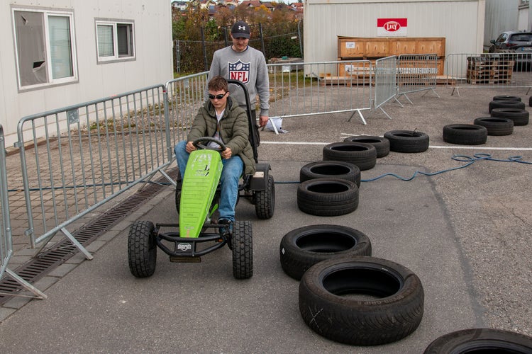 Teamspiel: blindes Fahren durch einen Reifenparkour mit einem Kettcat.
