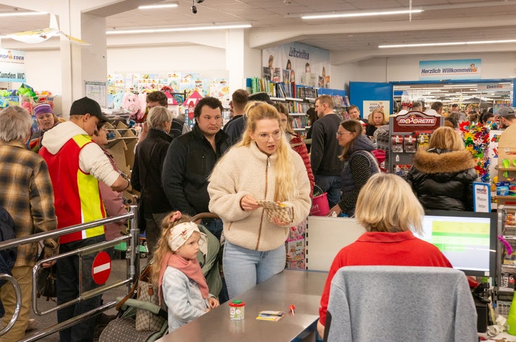 Schnäppchenjäger beim Baumarkt bei der Josefi-Ausstellung 2025 in Tuntenhausen