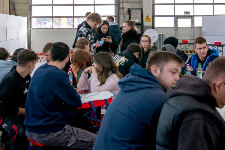 Auszubildende am Azubitag unterhalten sich an Tischen