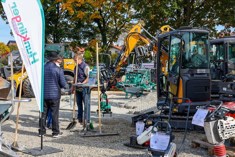 Besucher informieren sich über Rüttelplatten und Minibagger bei der Kirchweihausstellung 2025 in Tuntenhausen.