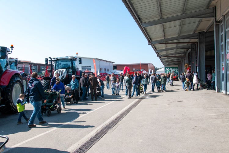 Besucher zwischen Traktoren von Steyr und McHale bei der Josefi-Ausstellung 2026 in Tuntenhausen