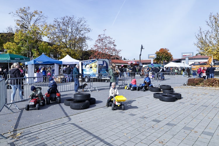 Kinder fahren mit Bobycar und Minitraktoren auf der Kirchweihausstellung 2025 in Tuntenhausen