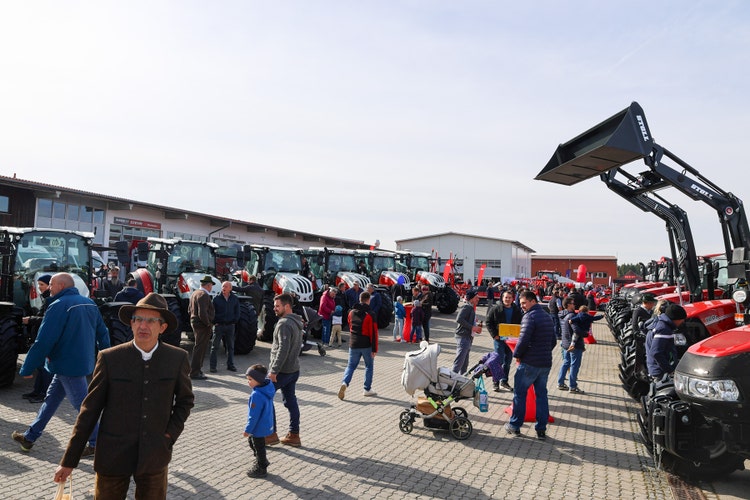 Viele Besucher informieren sich über Schlepper der Marken Steyr und Case auf der Kirchweihausstellung 2025 in Tuntenhausen
