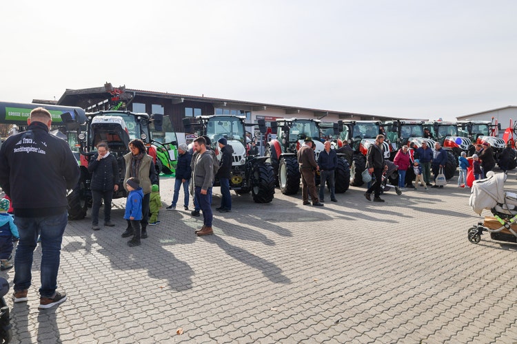 Viele Besucher auf der Kirchweihausstellung 2025 in Tuntenhausen stehen vor Steyr Schleppern