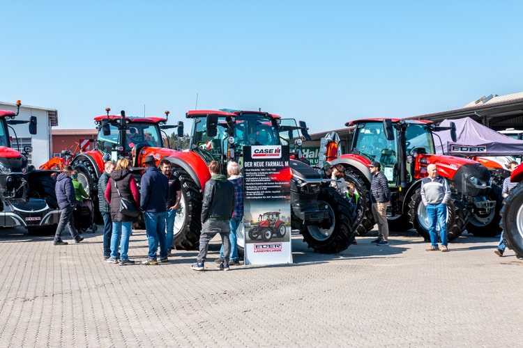 Besucher vor dem neuen Farmall M von Case bei der Josefi-Ausstellung 2026 in Tuntenhausen