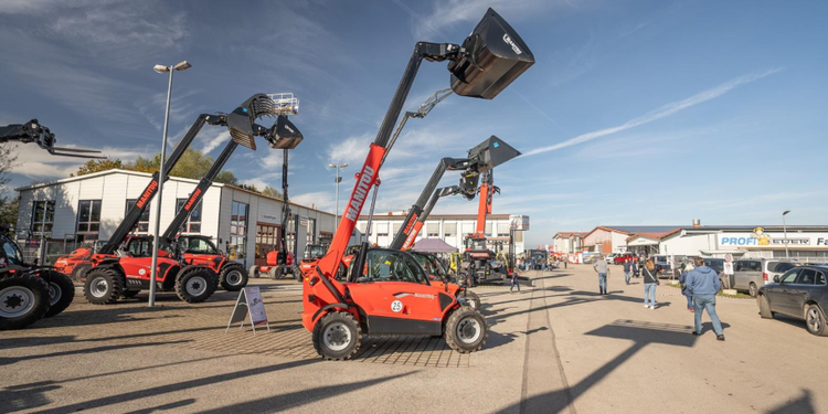 Manitou Teleskopstapler in Rot mit ausgefahrenen Teleskoparmen auf der EDER Kirchweihausstellung