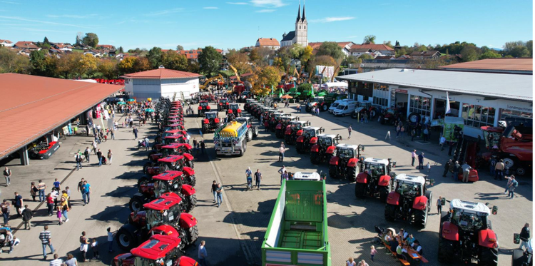 Drohnenaufnahmen von Case und Styer Traktor Fuhrpark in Rot und weiß