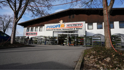 Der EDER Profi-Baumarkt in Tuntenhausen Ansicht vom Parkplatz auf den Eingang