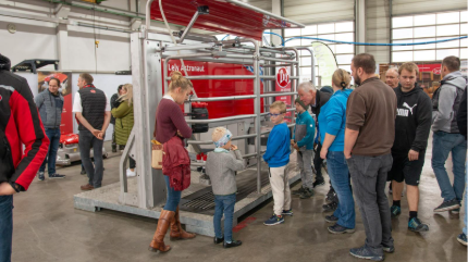 Leute erkundigen sich über die Stalltechnik von Lely