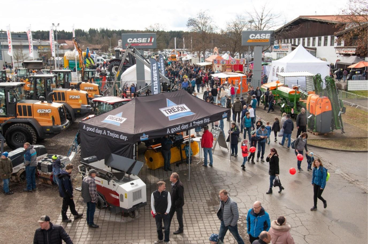 Besucher drängen sich an die Stände