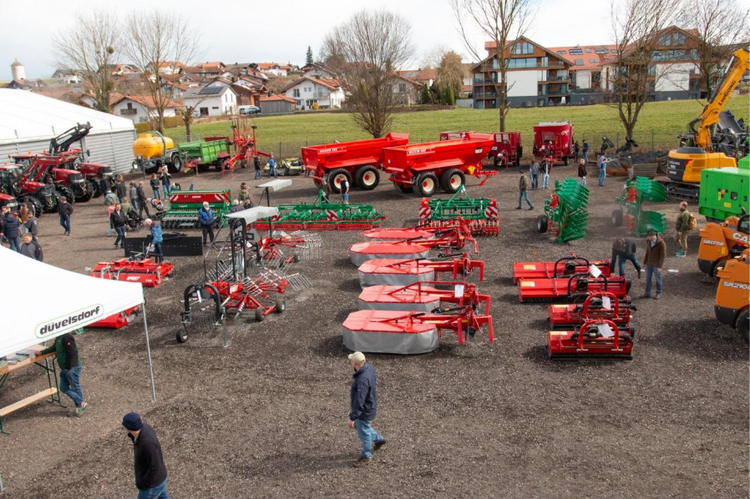 Landwirtschaftliche Anbaugeräte bei der Josefi Ausstellung in Tuntenhausen.