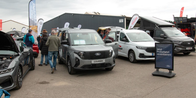 Autoausstellung von Auto Eder bei der Kirchweih Ausstellung in Tuntenhausen
