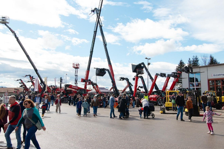 Kranwagen bei Stapler