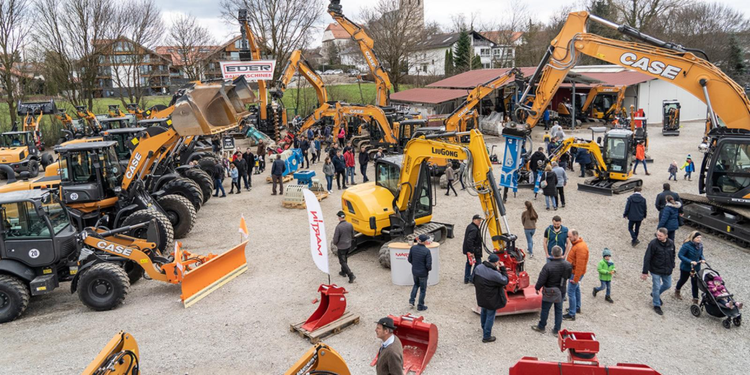 Baumaschienen wie Kettenbagger, Radlader, Raupenkompaktlader, Siebanlagen und Teleskoplader stehen auf einem rustikalen Untergrund bei der EDER Kirchweihausstellung