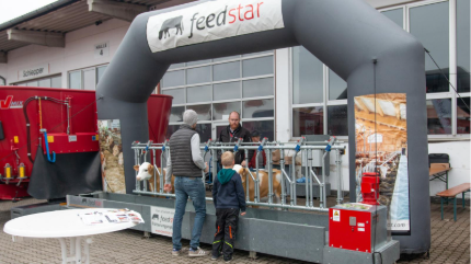 feedstar Futterband mit Kälberattrappen bei der Kirchweih Ausstellung in Tuntenhausen.