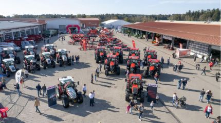 Drohnenaufnahme EDER Gelände bei der Hausmesse mit vielen Case und Steyr Traktoren