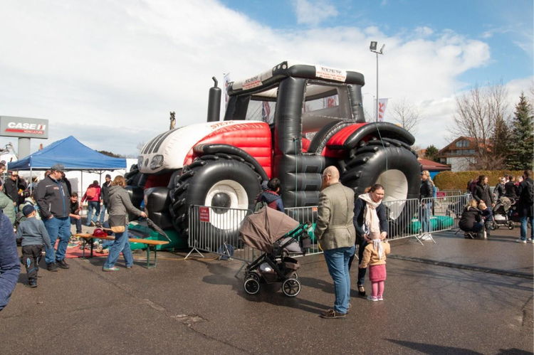 Kinder spielen auf der großen Hüpfburg
