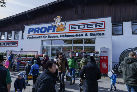 Viele Besucher gehen in den EDER Profi-Baumarkt bei der Kirchweih Ausstellung in Tuntenhausen