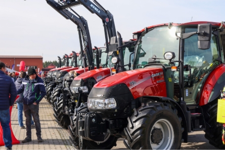 Traktoren von EDER Landtechnik repräsentativ aufgereiht für die Besucher der Kirchweih Ausstellung in Tuntenhausen