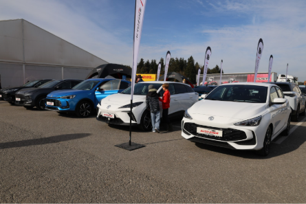 Autoschau bei der Kirchweih Ausstellung in Tuntenhausen