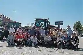 Gruppenbild von einem Case Traktor