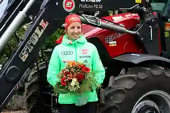 Bild von Franziska Preuß vor einem roten Case Traktor