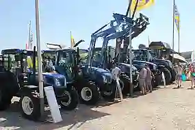 Bild von mehreren New Holland Traktoren in einer Reihe